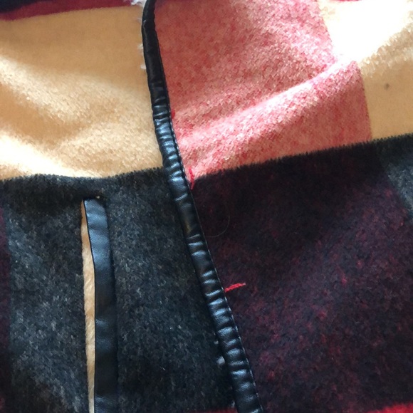 Women’s plaid sleeveless vest with front and faux fur. Size medium - Picture 2 of 8